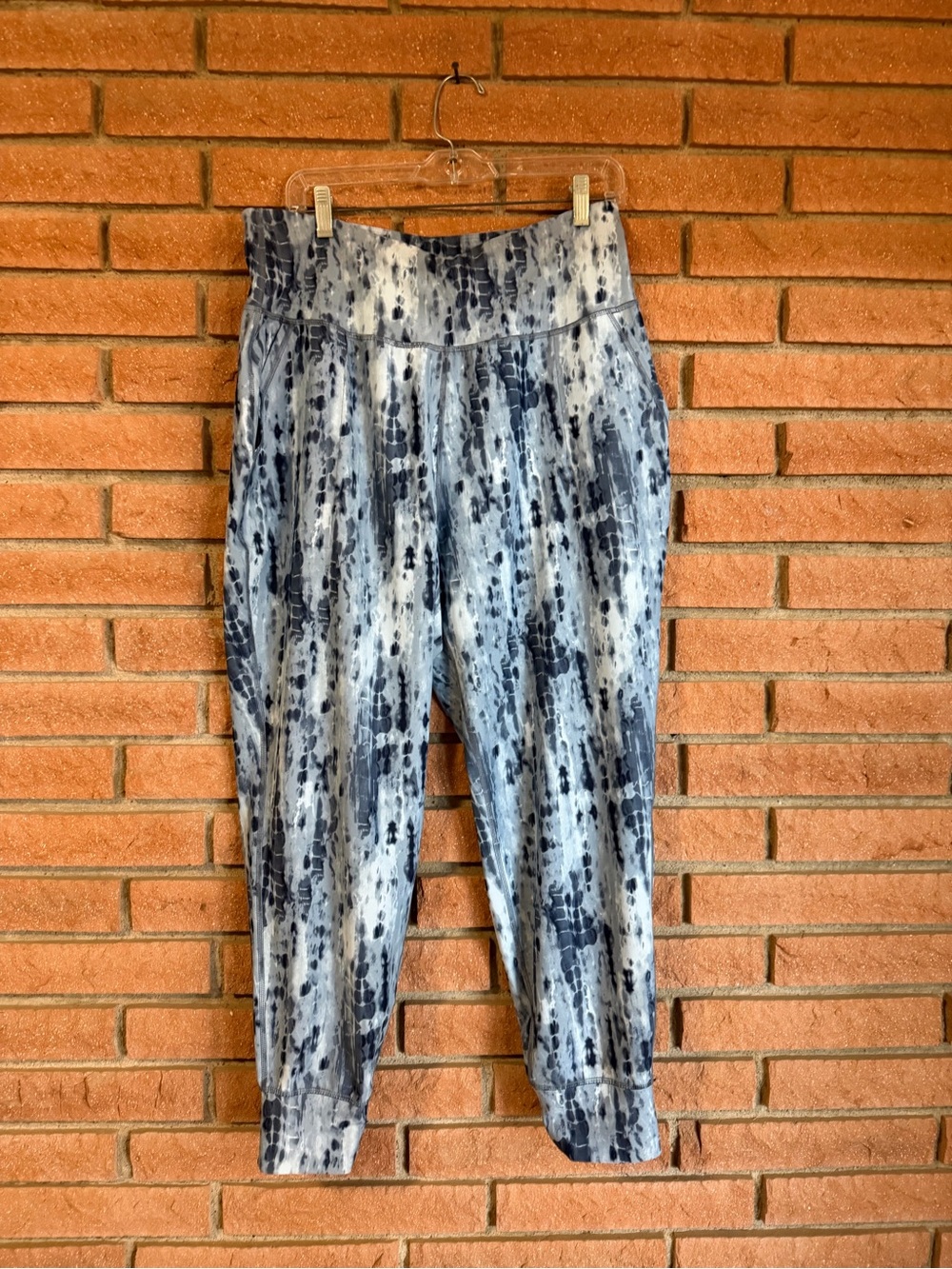 Tie-Dye Jogger Pants in Blue and white